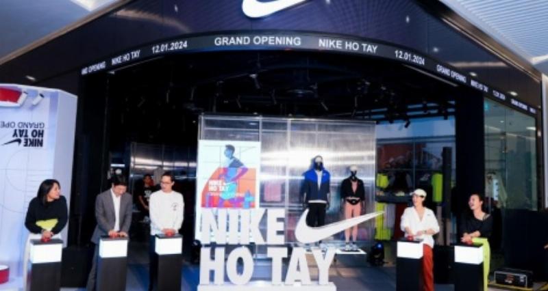Không gian mua sắm rộng rãi và sang trọng bên trong Lotte Mall West Lake Hanoi với nhiều thương hiệu quốc tế